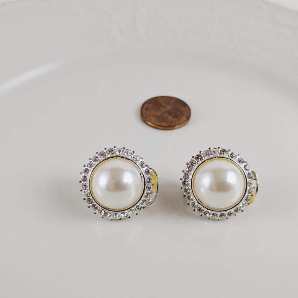 Vintage Vendome Round Glass Pearl Clip Earrings